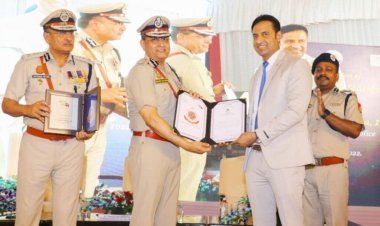 Dr. Sameer Bhati, Director, Star Imaging, felicitated by Sh. Rakesh Asthana, Delhi Police Commissioner, for supporting Wellness Center