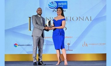 The best Astrologer and Numerologist award conferred to Manoj Sahu by Lara Dutta at International Icon Awards