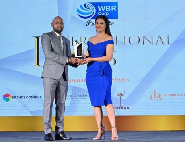 The best Astrologer and Numerologist award conferred to Manoj Sahu by Lara Dutta at International Icon Awards